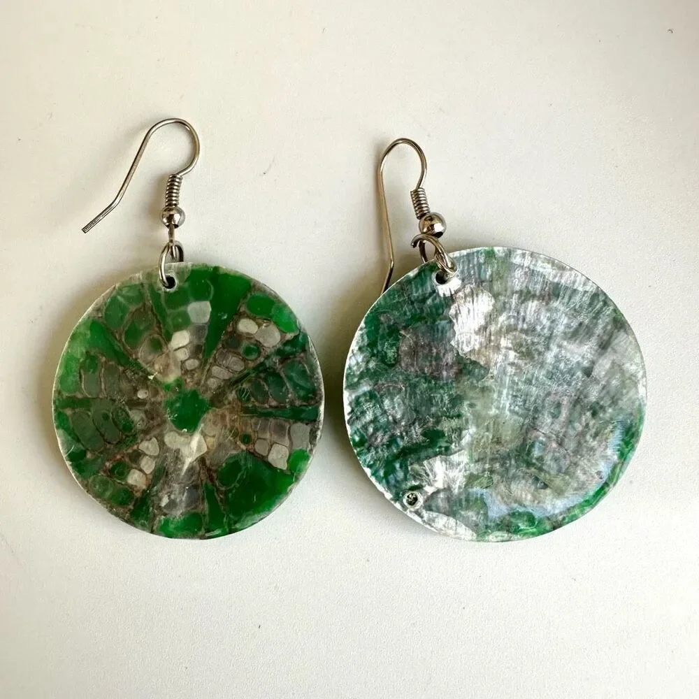 Green and brown shell round earrings